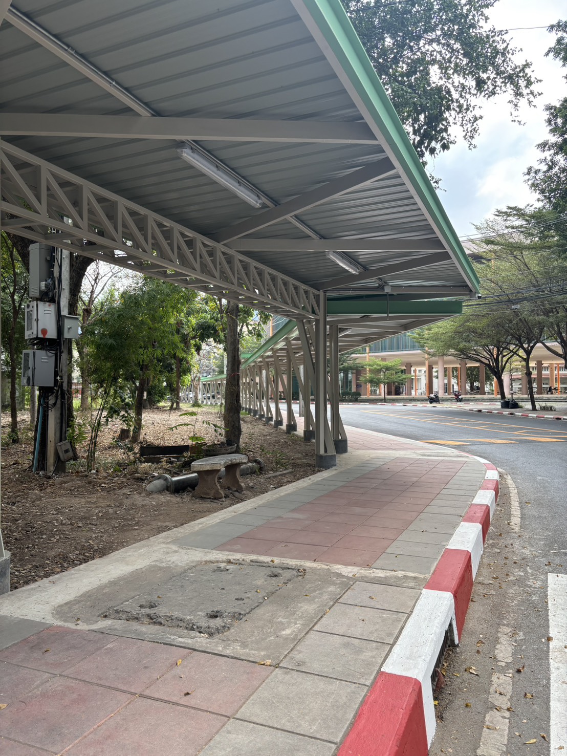 โครงการปรับปรุงทางเดินเท้ามีหลังคาคลุม เชื่อมต่ออาคารพระนครนิเวศ