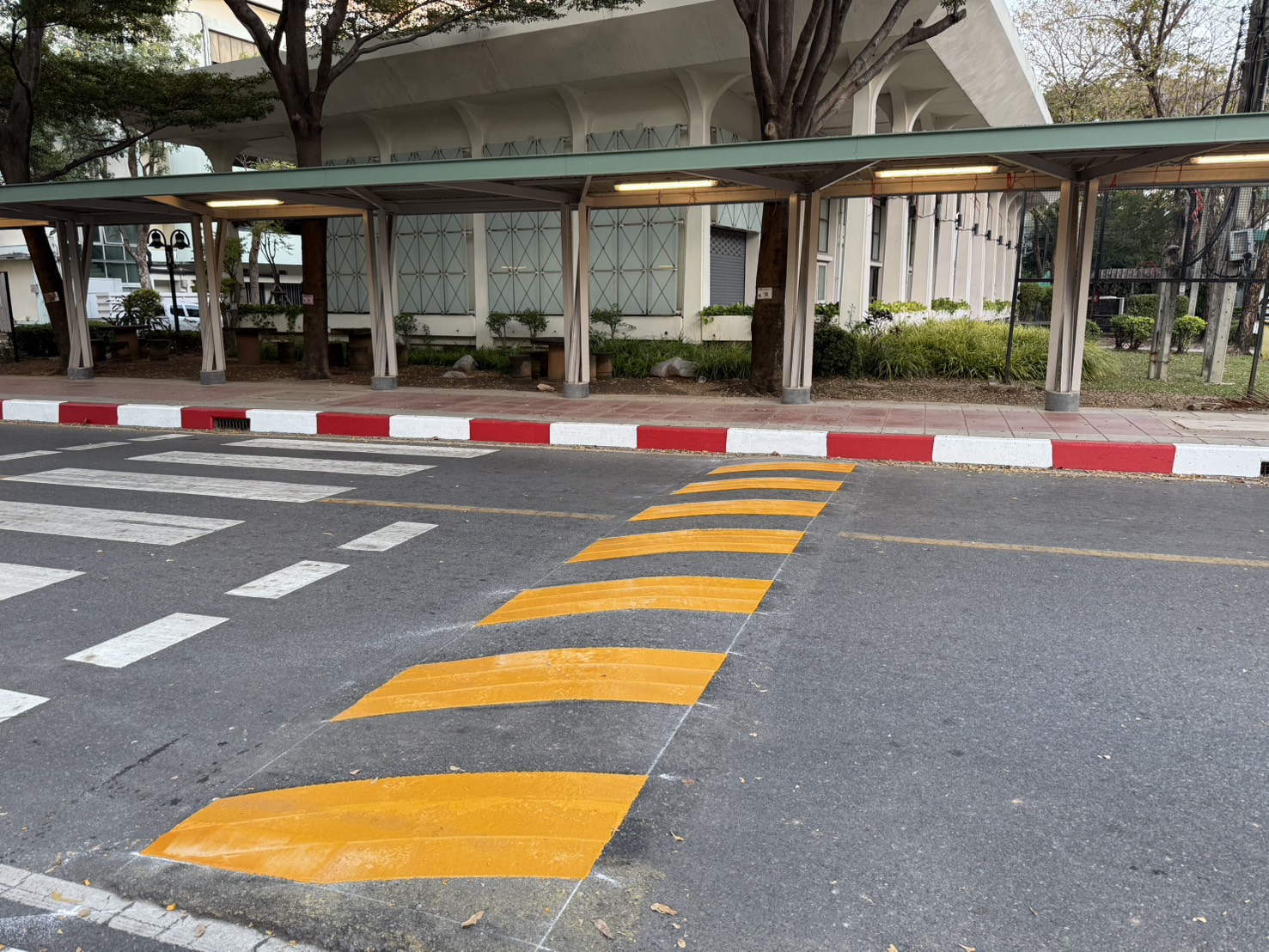 ปรับปรุงป้ายชื่ออาคารและเครื่องหมายจราจร เสริมสร้างความเป็นระเบียบภายในมหาวิทยาลัย