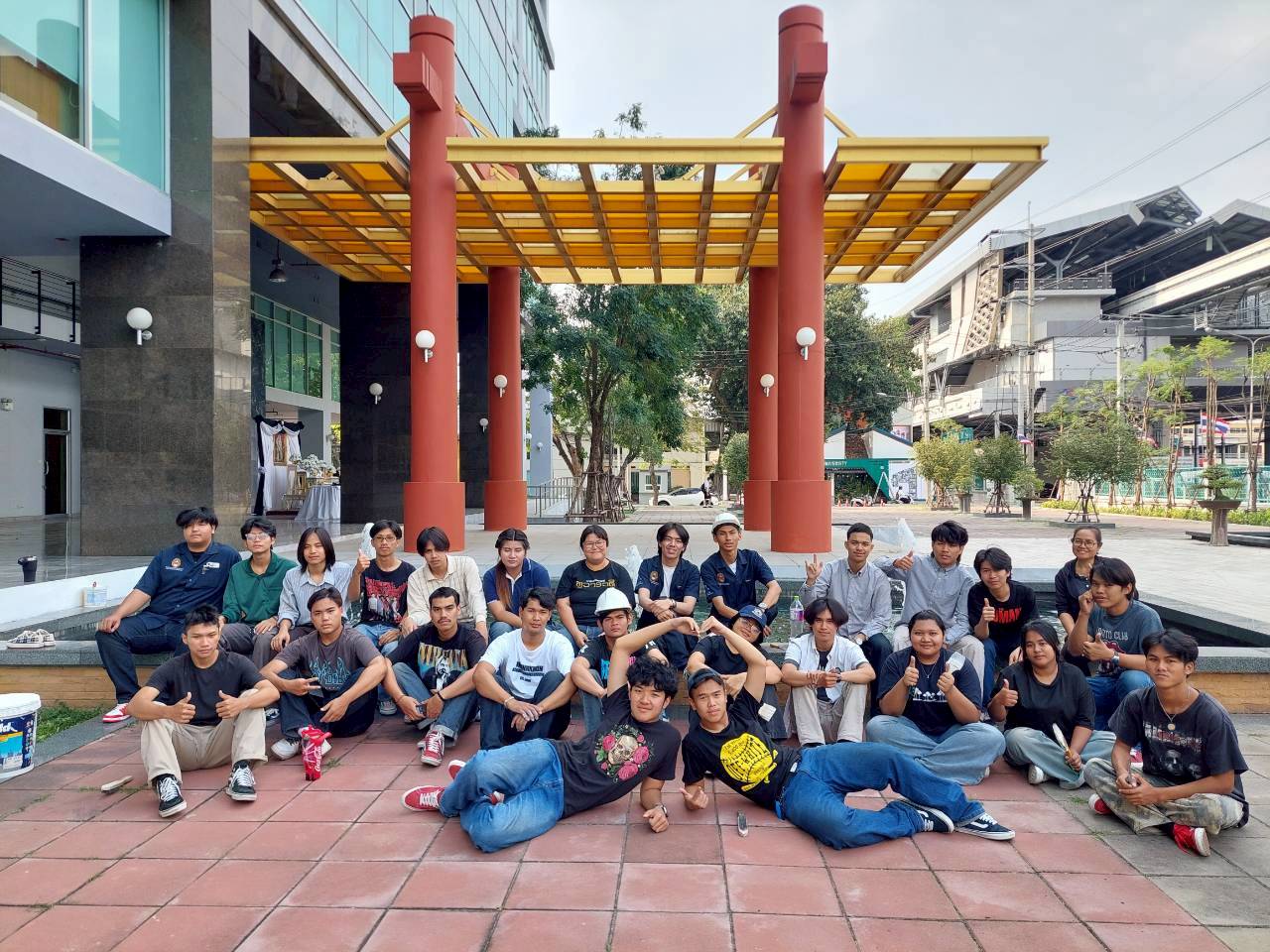 ชื่นชมจิตอาสาโยธา! ร่วมใจทาสีปรับภูมิทัศน์อาคาร 4 มรภ.พระนคร