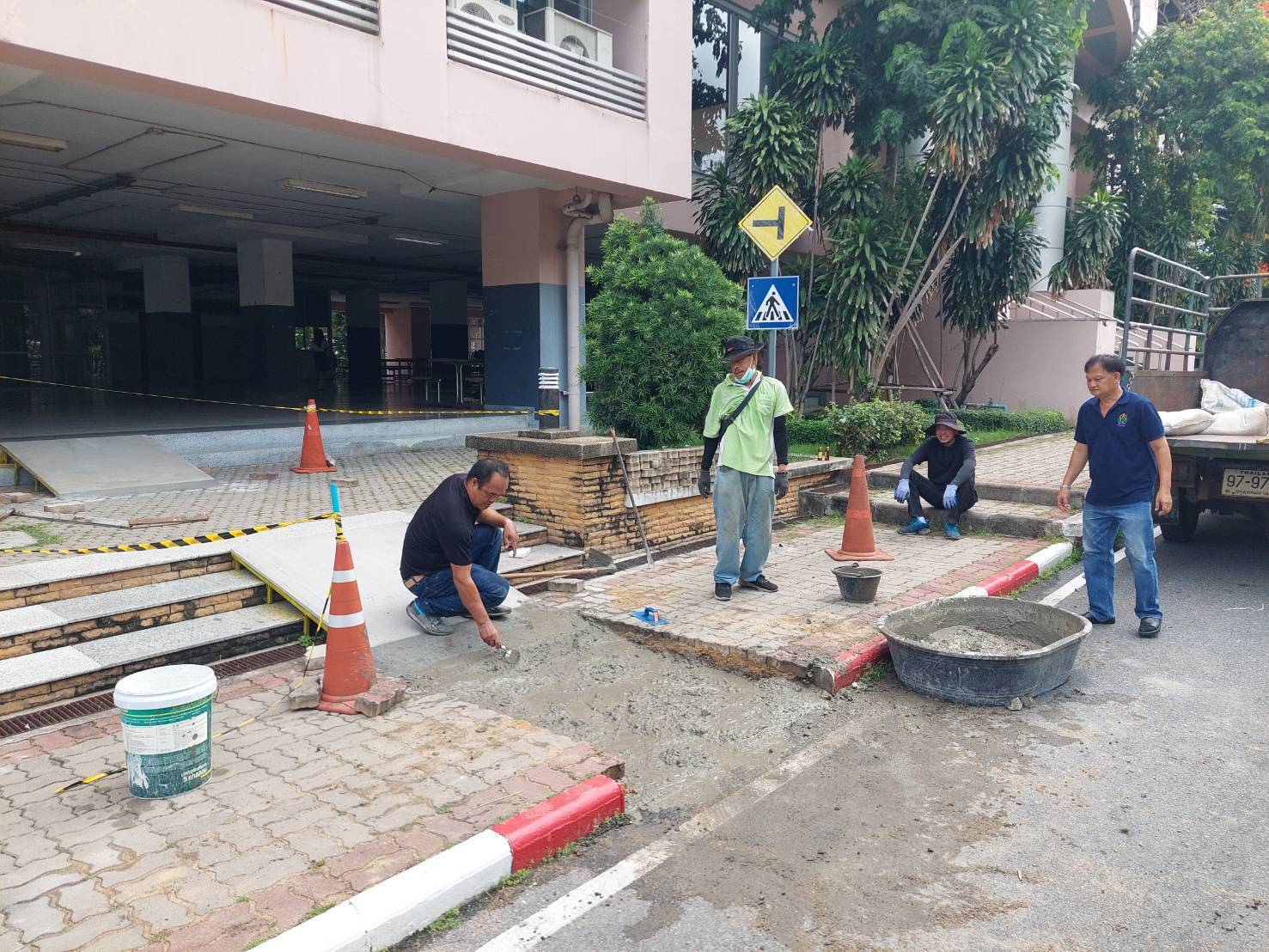 งานสร้างทางลาดเอียงสำหรับรถวีลแชร์ ณ อาคารปิยมหาราช (อาคาร 20)