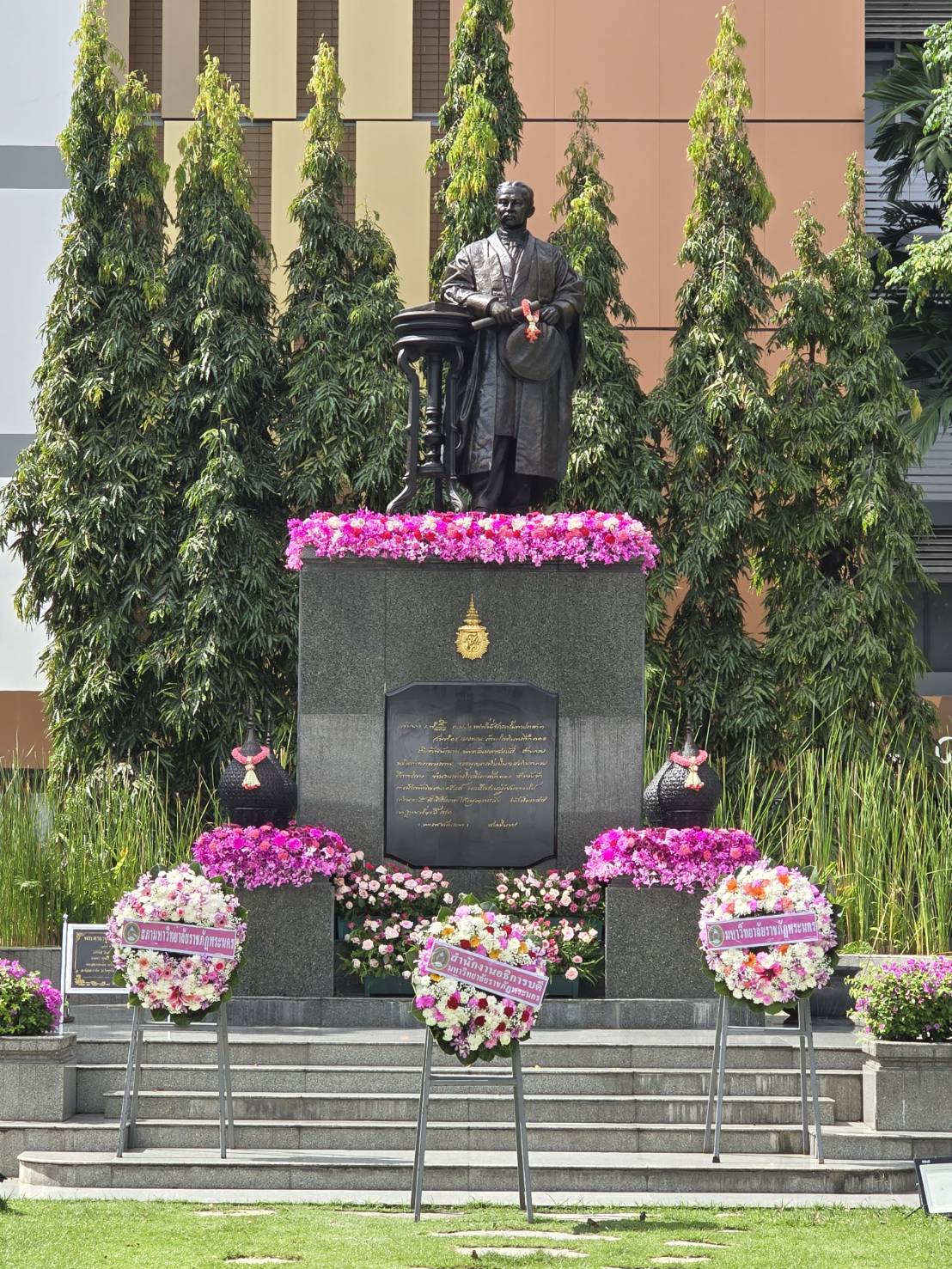 พิธีวางพวงมาลาถวายราชสักการะพระบรมราชานุสาวรีย์พระบาทสมเด็จพระจุลจอมเกล้าเจ้าอยู่หัว รัชกาลที่ 5 เนื่องในวันปิยมหาราช ประจำปี 2568